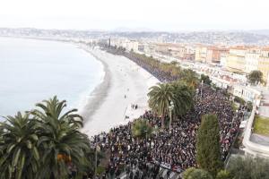 Lire la suite à propos de l’article Des dizaines de milliers de personnes rassemblées à Nice pour rendre hommage aux victimes des attentats terroristes